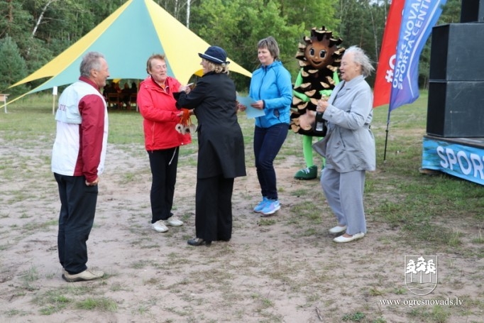 Izglītības iestāžu darbinieki sporto Zilajos kalnos