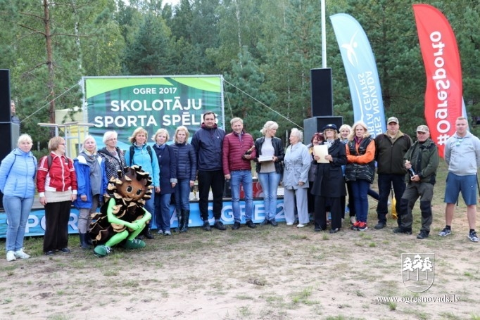 Izglītības iestāžu darbinieki sporto Zilajos kalnos
