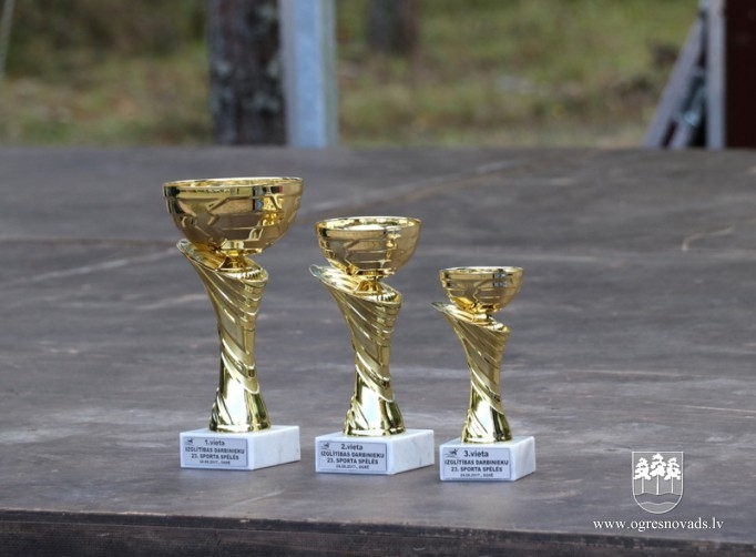 Izglītības iestāžu darbinieki sporto Zilajos kalnos