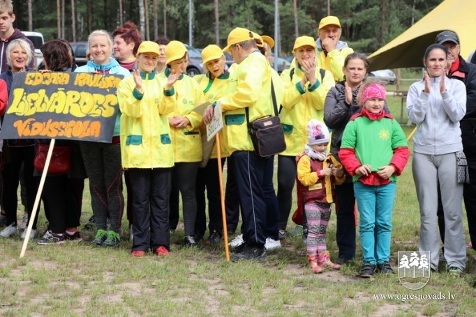Izglītības iestāžu darbinieki sporto Zilajos kalnos