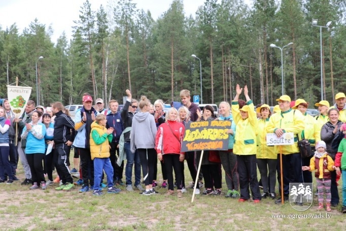 Izglītības iestāžu darbinieki sporto Zilajos kalnos
