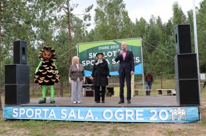 Izglītības iestāžu darbinieki sporto Zilajos kalnos