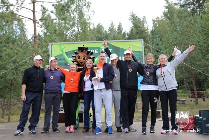 Izglītības iestāžu darbinieki sporto Zilajos kalnos