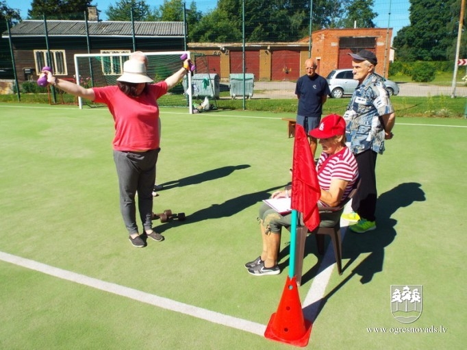 Aizvadīti Ogres pensionāru biedrības sporta svētki