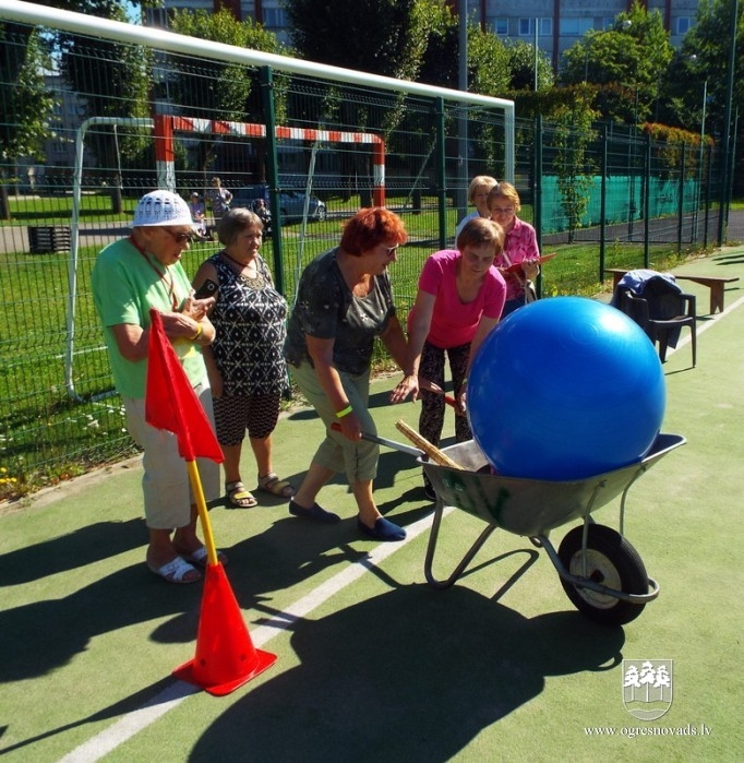 Aizvadīti Ogres pensionāru biedrības sporta svētki