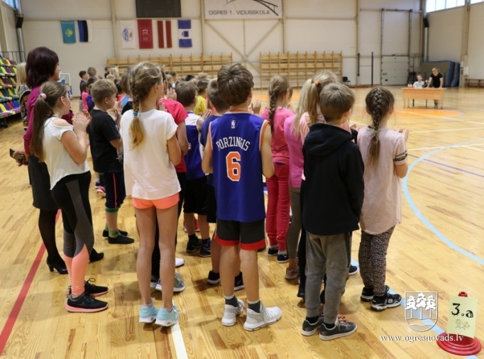 Ogres 1. vidusskolā sporto un eksperimentē