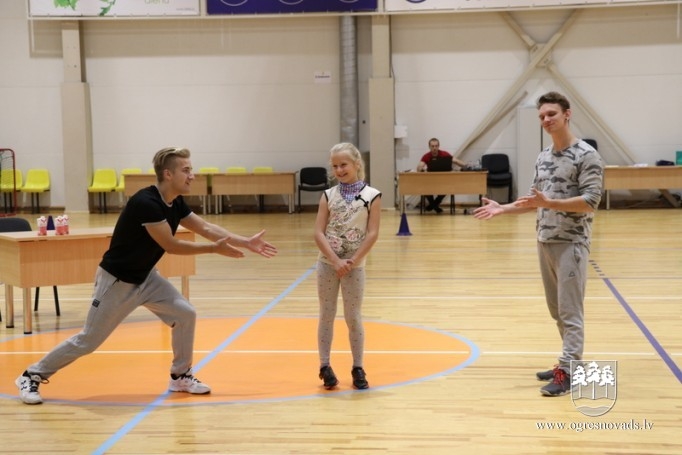 Ogres 1. vidusskolā sporto un eksperimentē