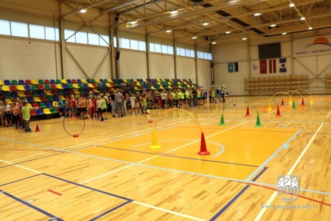 Ogres 1. vidusskolā sporto un eksperimentē