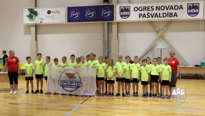 Ogres 1. vidusskolā sporto un eksperimentē