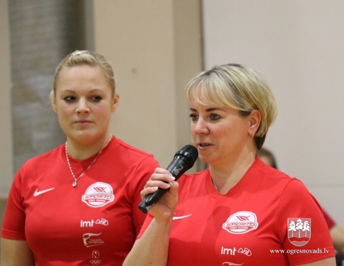 Ogres 1. vidusskolā sporto un eksperimentē