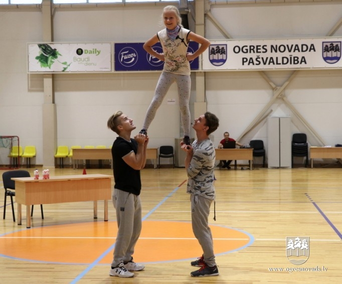 Ogres 1. vidusskolā sporto un eksperimentē