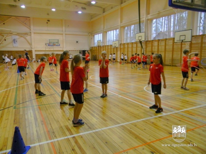 Ogres sākumskolas skolēni piedalās projektā “Sporto visa klase”