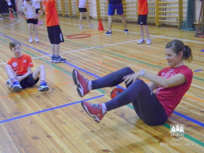 Ogres sākumskolas skolēni piedalās projektā “Sporto visa klase”