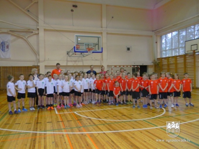 Ogres sākumskolas skolēni piedalās projektā “Sporto visa klase”