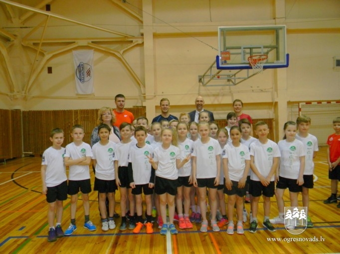 Ogres sākumskolas skolēni piedalās projektā “Sporto visa klase”
