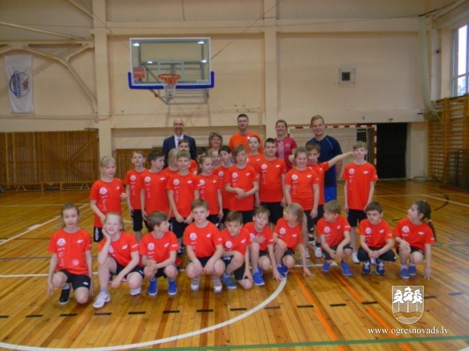 Ogres sākumskolas skolēni piedalās projektā “Sporto visa klase”