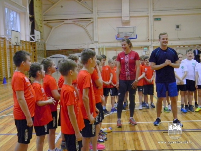 Ogres sākumskolas skolēni piedalās projektā “Sporto visa klase”