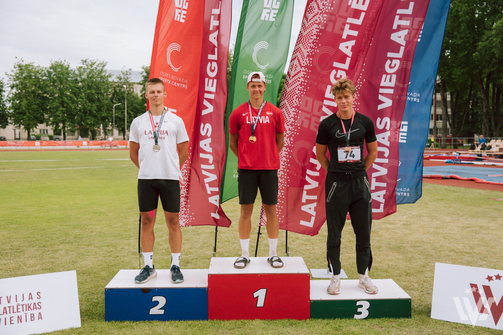 Ogres novada sporta centra audzēkņiem medaļas un rekordi Latvijas čempionātā U18 un U20 grupā