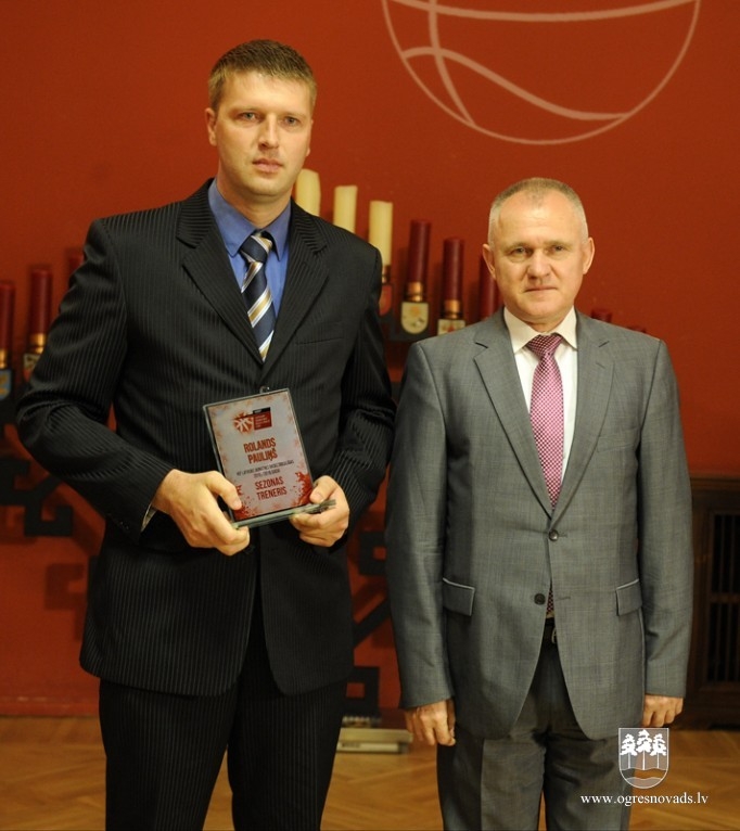Treneri Pauliņu un sešus jaunos basketbolistus sveic Saeimā