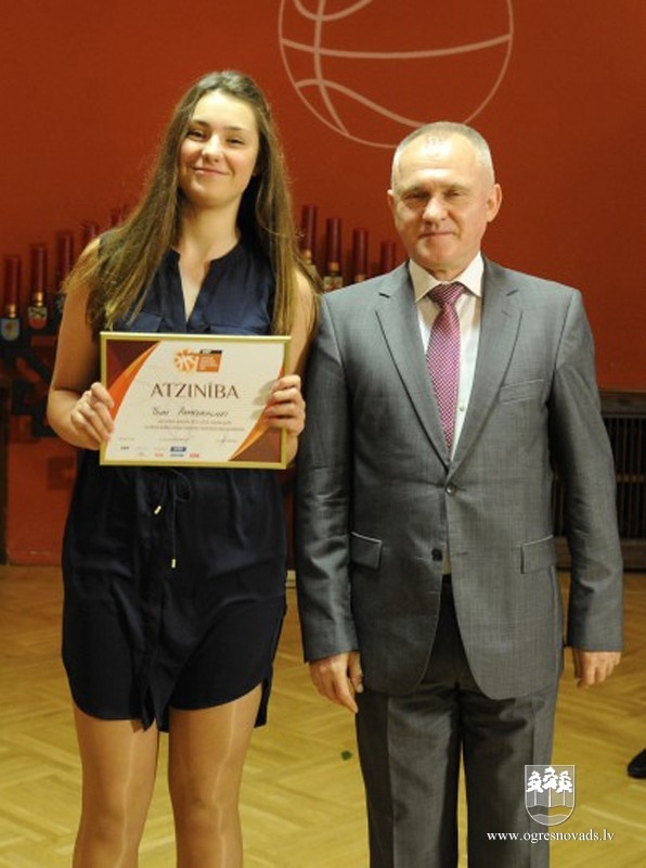 Treneri Pauliņu un sešus jaunos basketbolistus sveic Saeimā