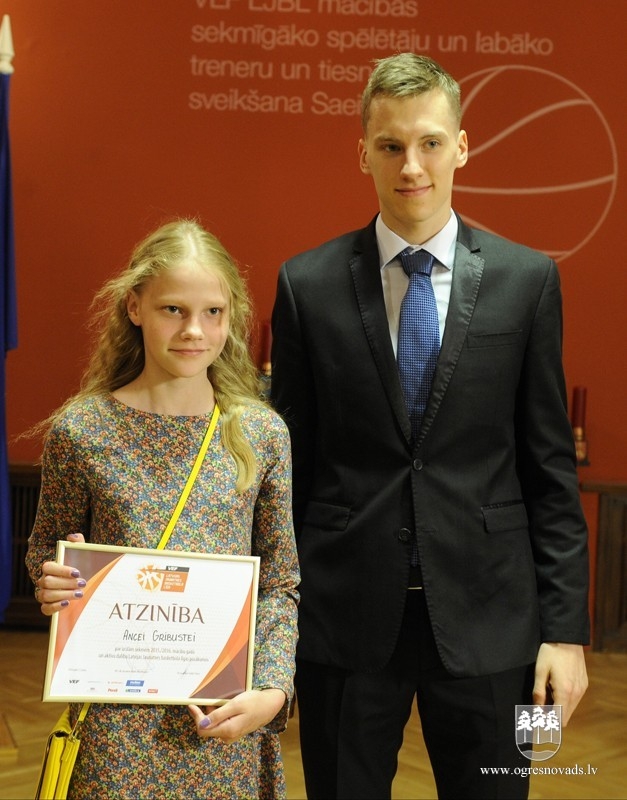 Treneri Pauliņu un sešus jaunos basketbolistus sveic Saeimā