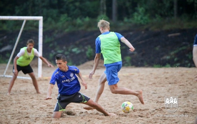 Dubkalnos aizvadīti pirmie pludmales futbola un volejbola turnīri