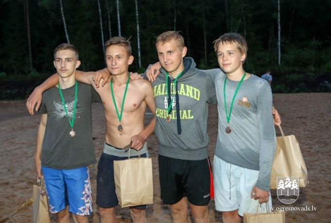 Dubkalnos aizvadīti pirmie pludmales futbola un volejbola turnīri