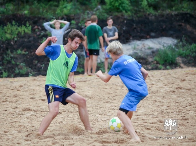 Dubkalnos aizvadīti pirmie pludmales futbola un volejbola turnīri
