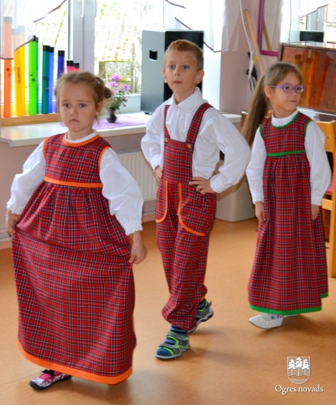 Jauni tērpi PII Sprīdītis ansambim