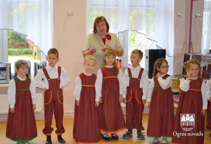Jauni tērpi PII Sprīdītis ansambim