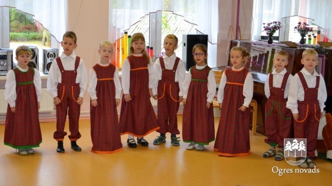 Jauni tērpi PII Sprīdītis ansambim