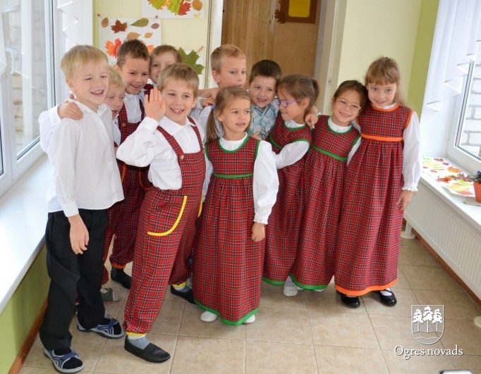 Jauni tērpi PII Sprīdītis ansambim