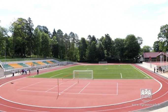 Ogres 1. vidusskolas stadions pieņemts ekspluatācijā