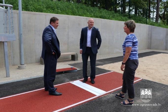 Ogres 1. vidusskolas stadions pieņemts ekspluatācijā