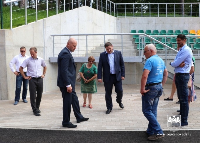Ogres 1. vidusskolas stadions pieņemts ekspluatācijā