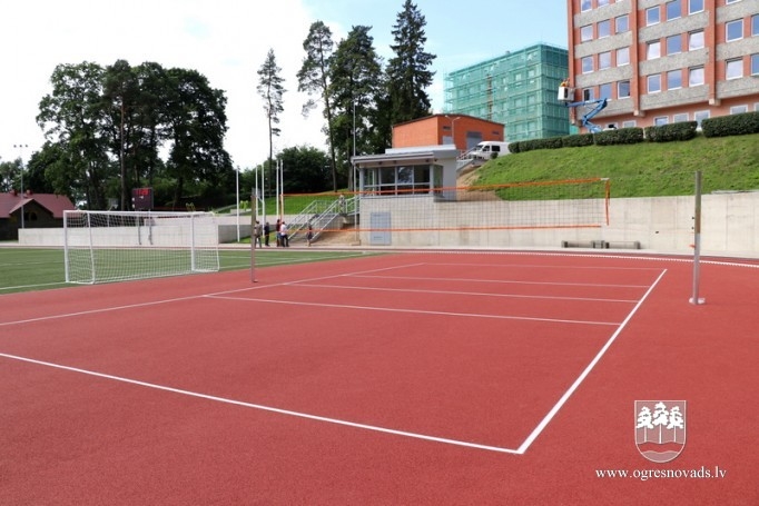 Ogres 1. vidusskolas stadions pieņemts ekspluatācijā