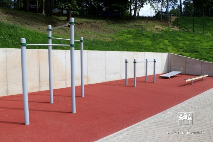 Ogres 1. vidusskolas stadions pieņemts ekspluatācijā