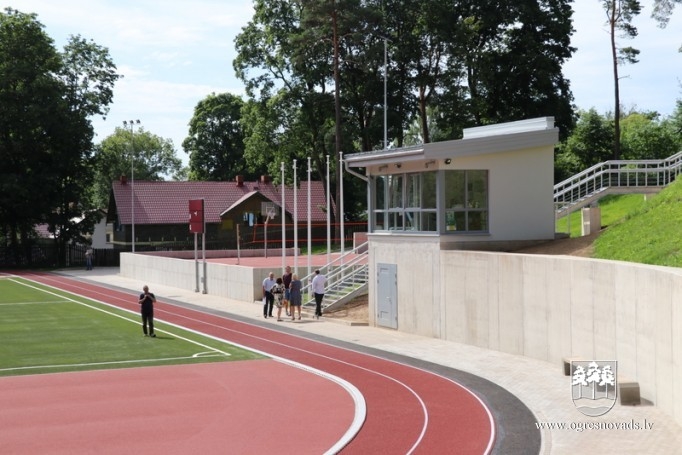 Ogres 1. vidusskolas stadions pieņemts ekspluatācijā