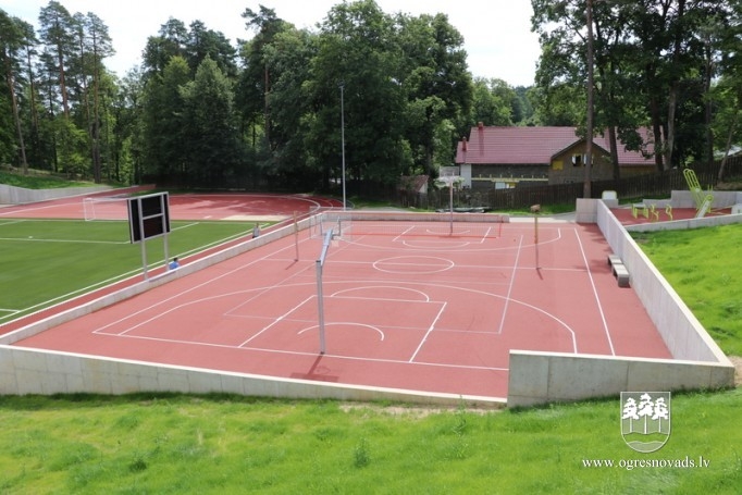 Ogres 1. vidusskolas stadions pieņemts ekspluatācijā