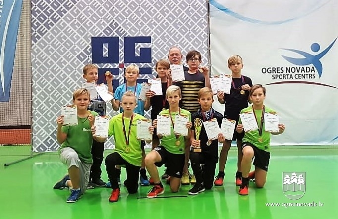 Skolēni sacenšas stafetēs un tautas bumbā