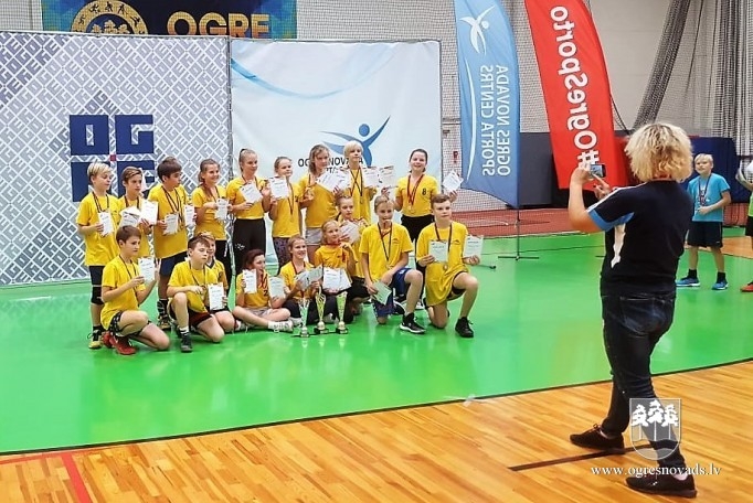 Skolēni sacenšas stafetēs un tautas bumbā