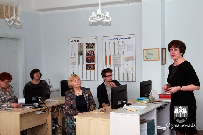 Novada skolu direktoru vietnieki tiekas Suntažos (foto: Andris Linde un Dita Barkāne)