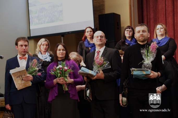 Suntažos koru sadziedāšanās koncerts “Pavasara nianses”