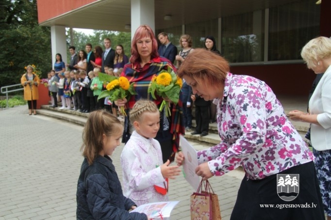 Jaunais mācību gads sācies Suntažu vidusskolā