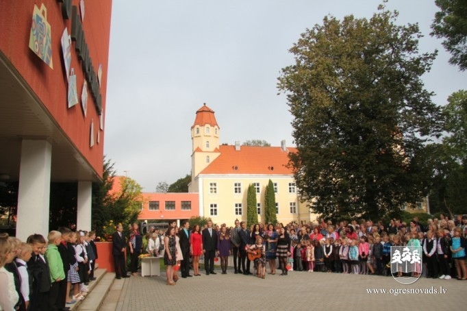 Jaunais mācību gads sācies Suntažu vidusskolā