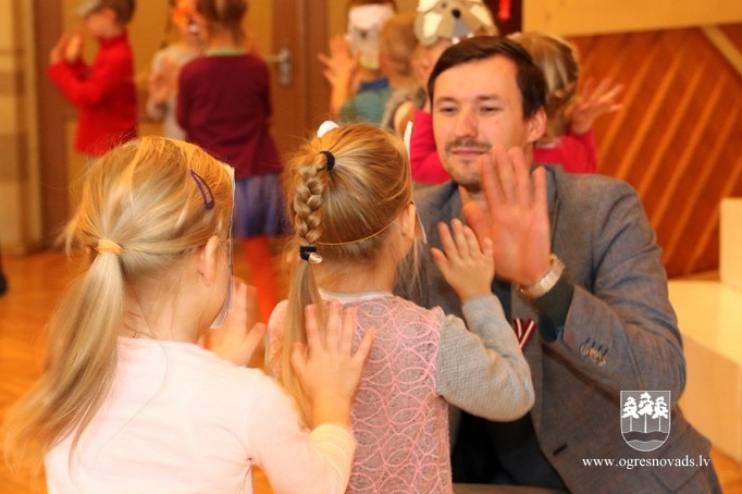 Suntažu vidusskolā sagaida Latvijas valsts dzimšanas dienu