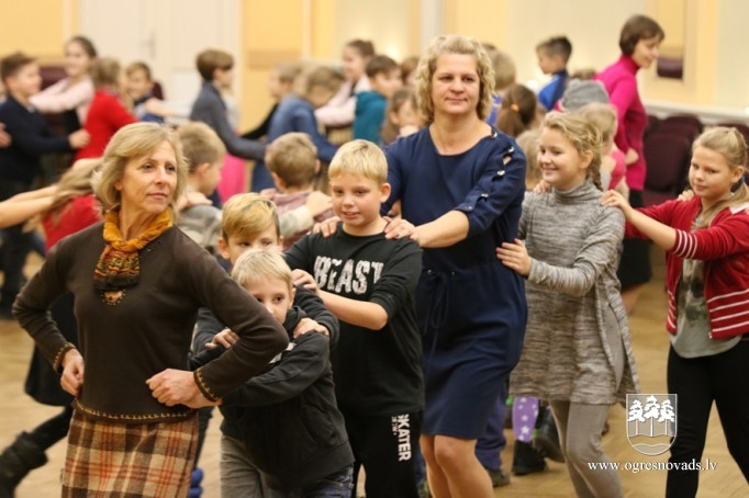 Suntažu vidusskolā sagaida Latvijas valsts dzimšanas dienu