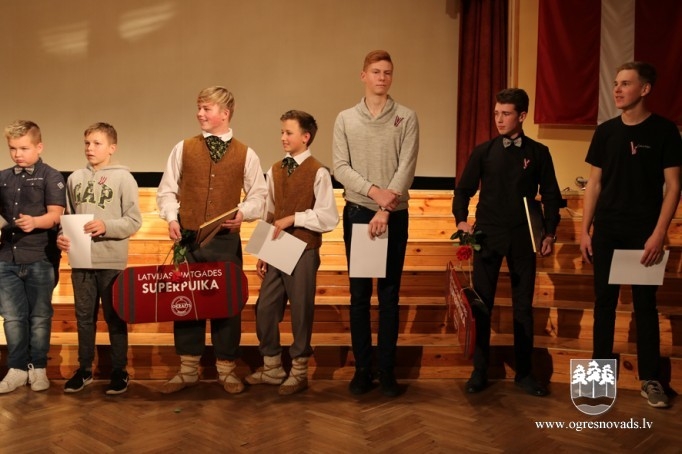 Suntažu vidusskolā sagaida Latvijas valsts dzimšanas dienu