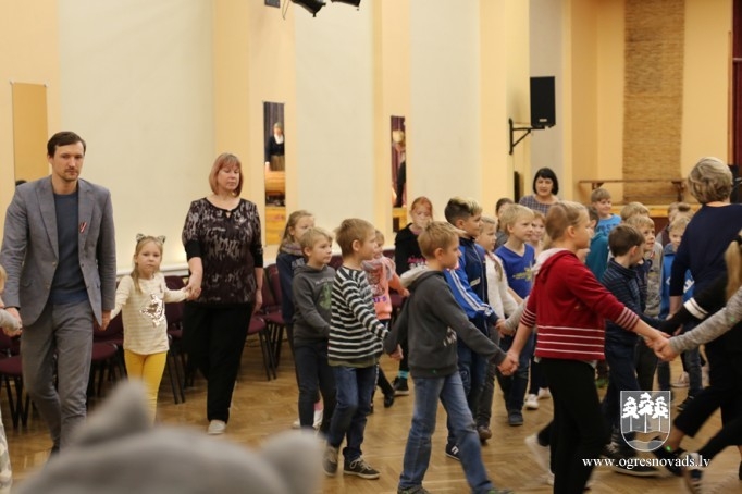 Suntažu vidusskolā sagaida Latvijas valsts dzimšanas dienu