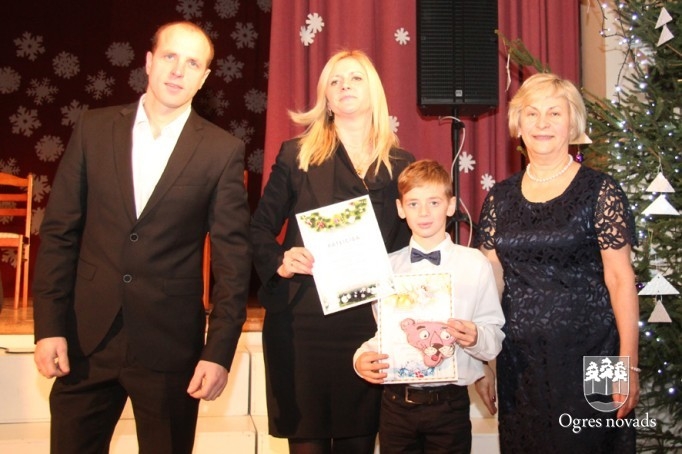Suntažos apbalvo sekmīgākos skolēnus